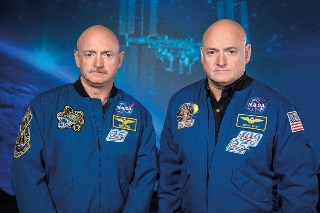 Mark_and_Scott_Kelly_at_the_Johnson_Space_Center,_Houston_Texas