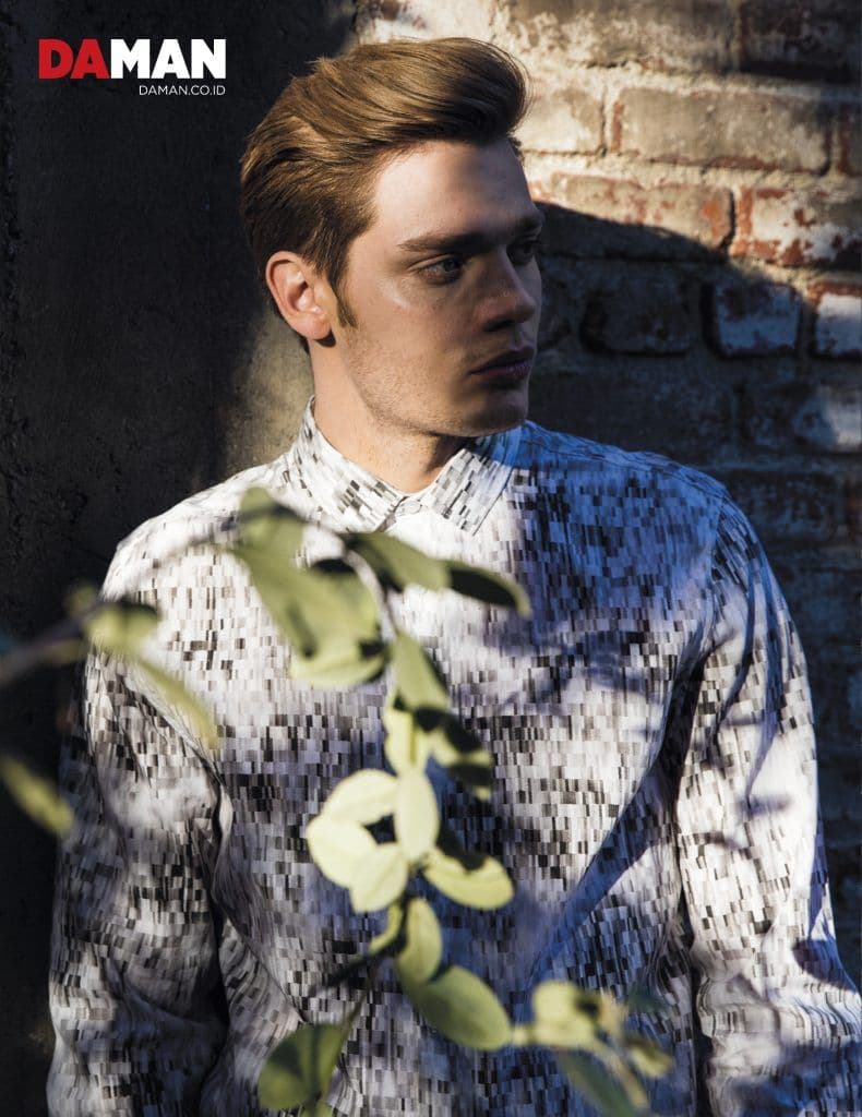 FEATURE_Dominic Sherwood of Shadowhunters in Shirt by calvin klein Jeans