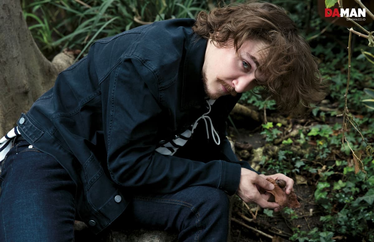 FEATURE_Kyle Gallner of The Finest Hours and Outsiders WGN in Denim jacket by tommy hilfiger, top by Scotch & Soda, denim trousers by Sandro