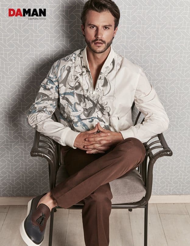 SANTI WAINE IN HERMES_Blouson with ribbing in graphite cotton with Surprise à la connétable silkscreen print_slim trousers in chocolate cotton serge_ must sneakers-2
