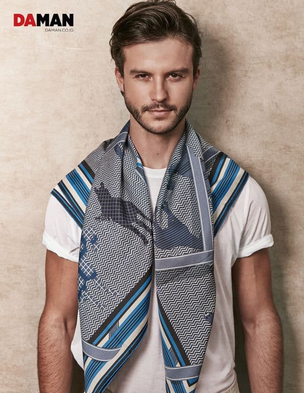 SANTI WAINE IN HERMES_T-shirt in white crepe cotton jersey_Clan Equestre silk scarves H 100-2