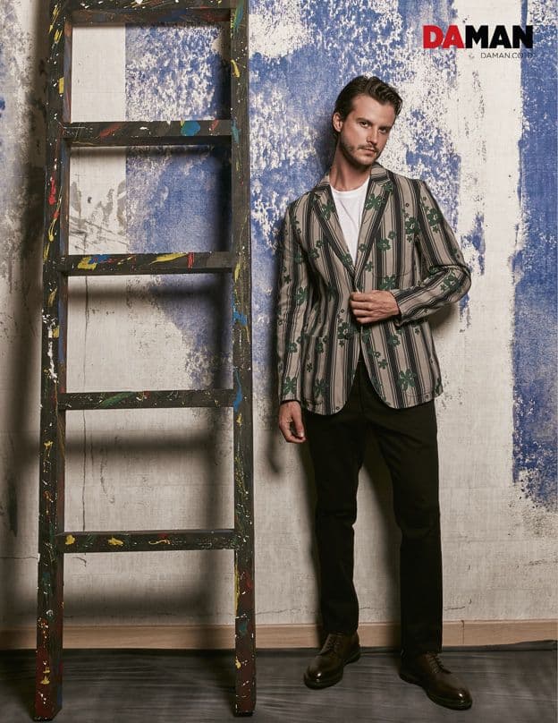 SANTI WAINE IN HERMES_reversible jacket in cotton jacquard_ T-shirt in white crepe cotton jersey_black slim trousers_max derby shoes-2