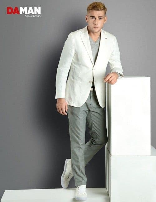 Models Felipe Izing, Rodolfo Rodriguez Silva, Tony Hernandez in Outfit by Massimo Dutti, shoes by Mario Minardi