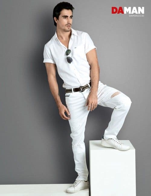 Models Felipe Izing, Rodolfo Rodriguez Silva, Tony Hernandez in Shirt by Lacoste, trousers by Calvin Klein Jeans, sunglasses by Guess – Optik Melawai