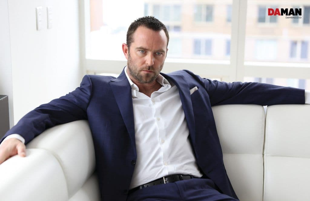 Outtakes_SULLIVAN STAPLETON_Blindspot NBC_SULLIVAN STAPLETON of Blindspot NBC in Suit and shirt by canali, pocket square by O’Harrow clothiers