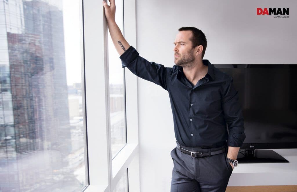 SULLIVAN STAPLETON of Blindspot NBC in Outfit by calvin klein collection, watch by Breitling