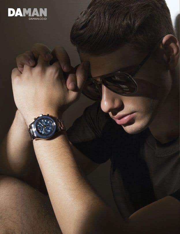 SuperOcean chronograph in stainless steel with stainless steel bracelet, T-shirt by Lanvin, aviator sunglasses by Lanvin – Optik Melawai