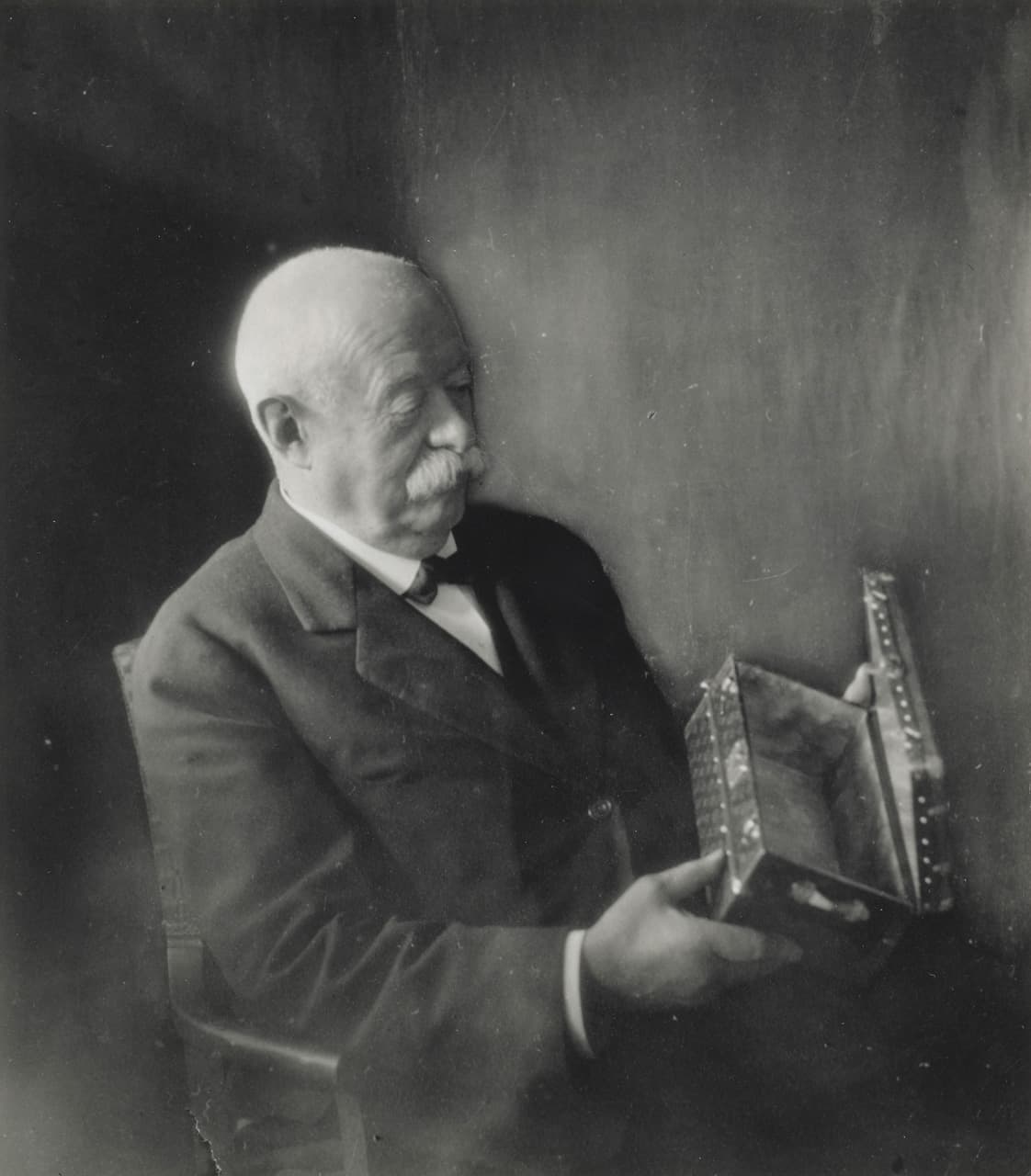 Georges Vuitton examining a Malle Fleurs in Monogram canvas ca. 1930